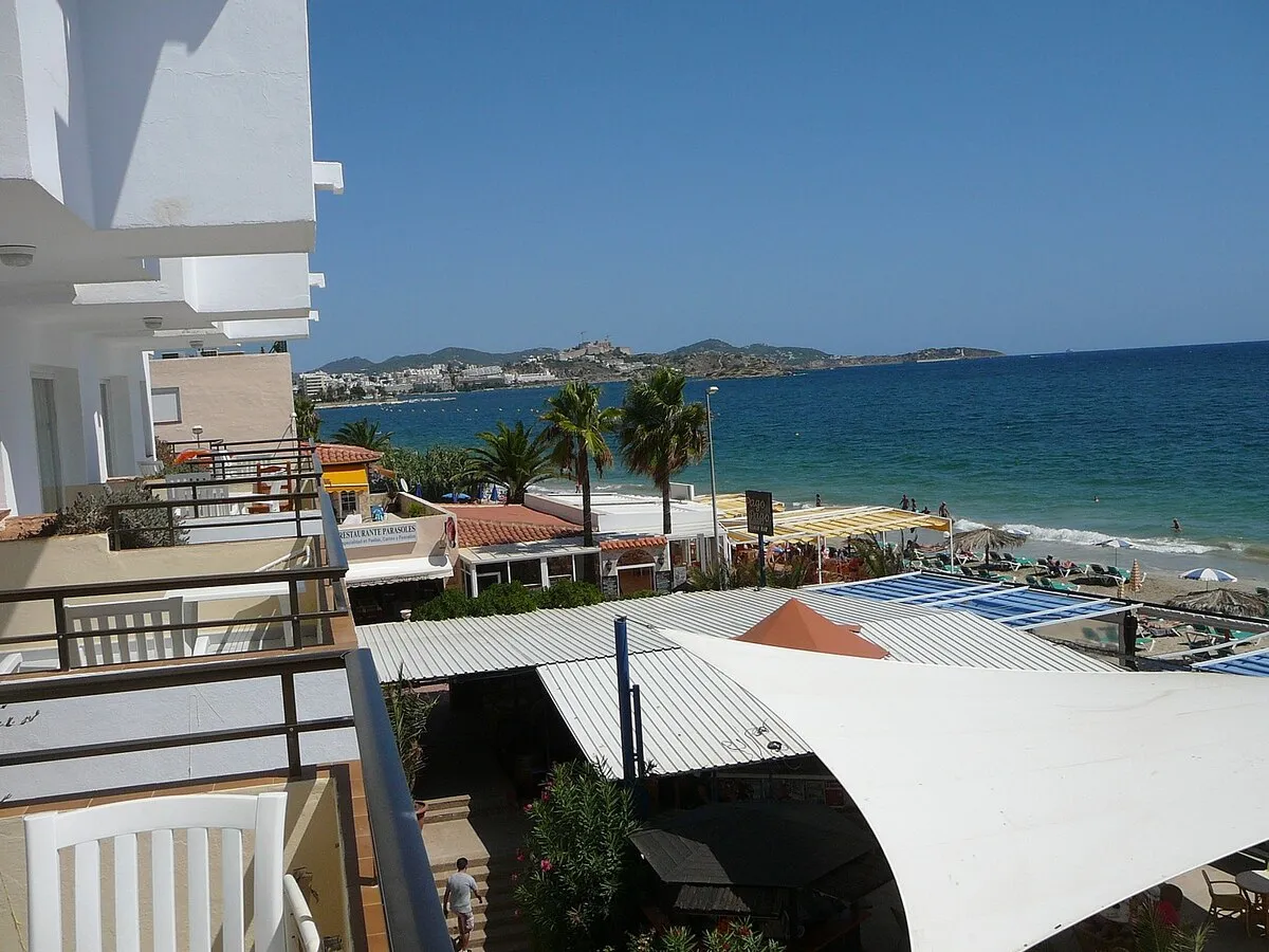 Panorámica de la playa desde uno de los balcones de primera linea de playa