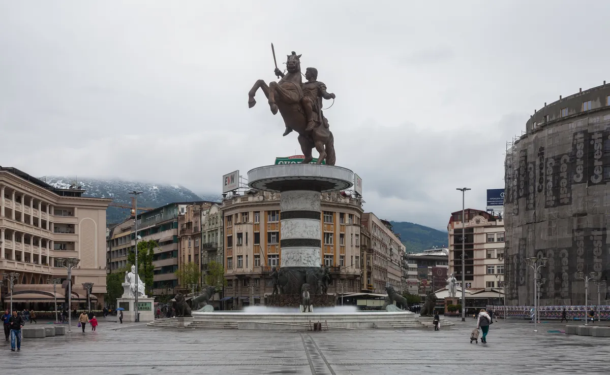 La plaza principal de la ciudad con la estatua de Alejandro Magno subido a un caballo