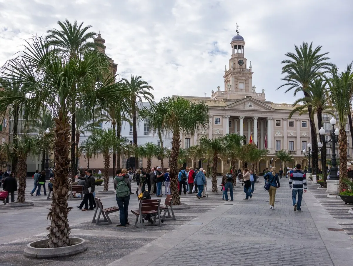 La plaza del Ayuntamiento de Cádiz repleta de palmeras y con el edificio neoclásico al fondo