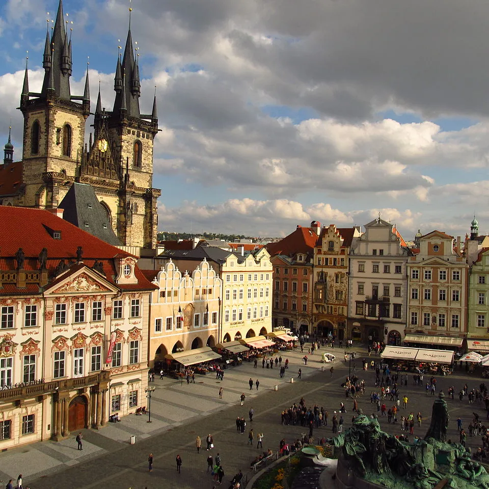 Panorámica de los edificios de la Plaza de la Ciudad Vieja de Praga.