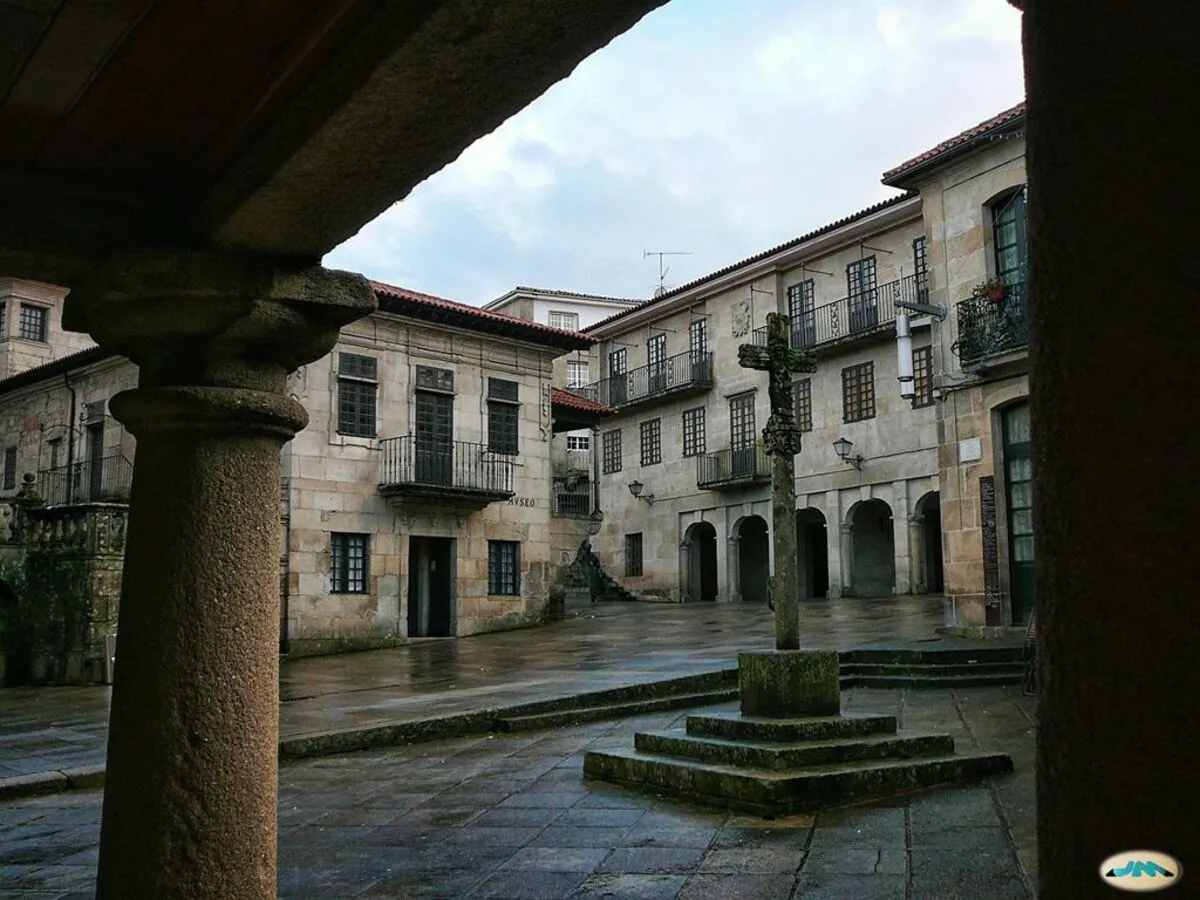 La plaza de la leña durante un día lluvioso con el museo de Pontevedra de fondo