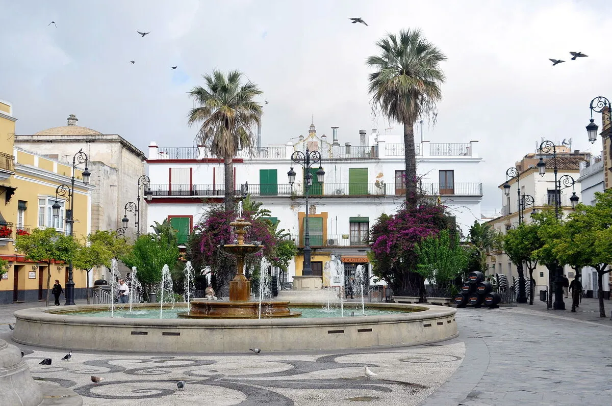 La plaza principal de la ciudad con la fuente en el centro rodeada de palmeras