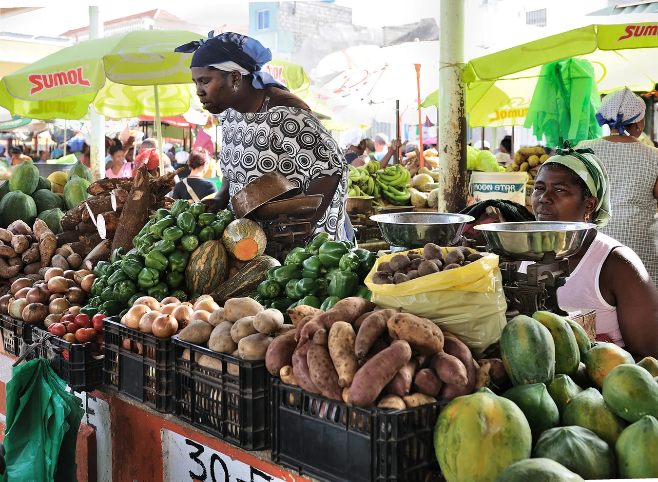 Una de las fruterías de la ciudad de Praia con dos personas vendiendo