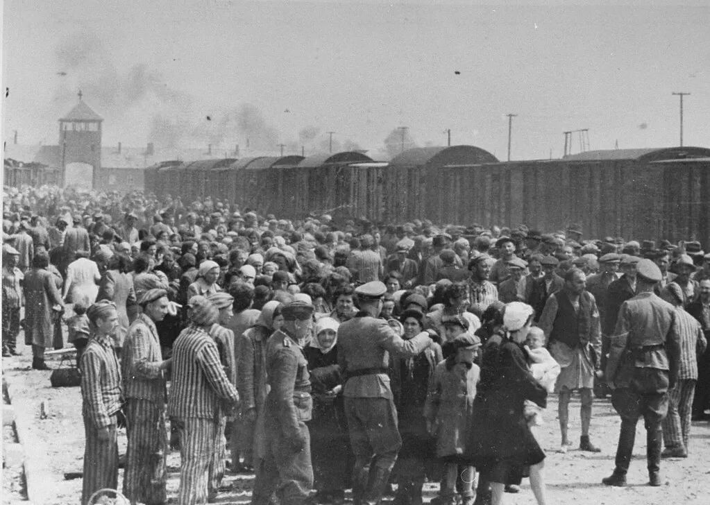 Prisioneros judíos en un campo de concentración.