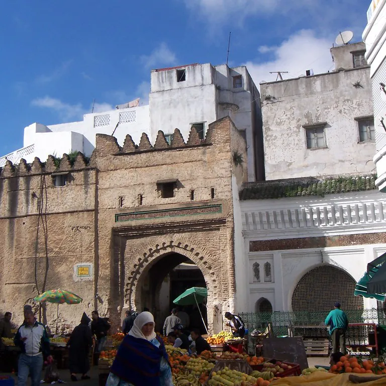 Puerta en la Medina de Tetuán, Marruecos.