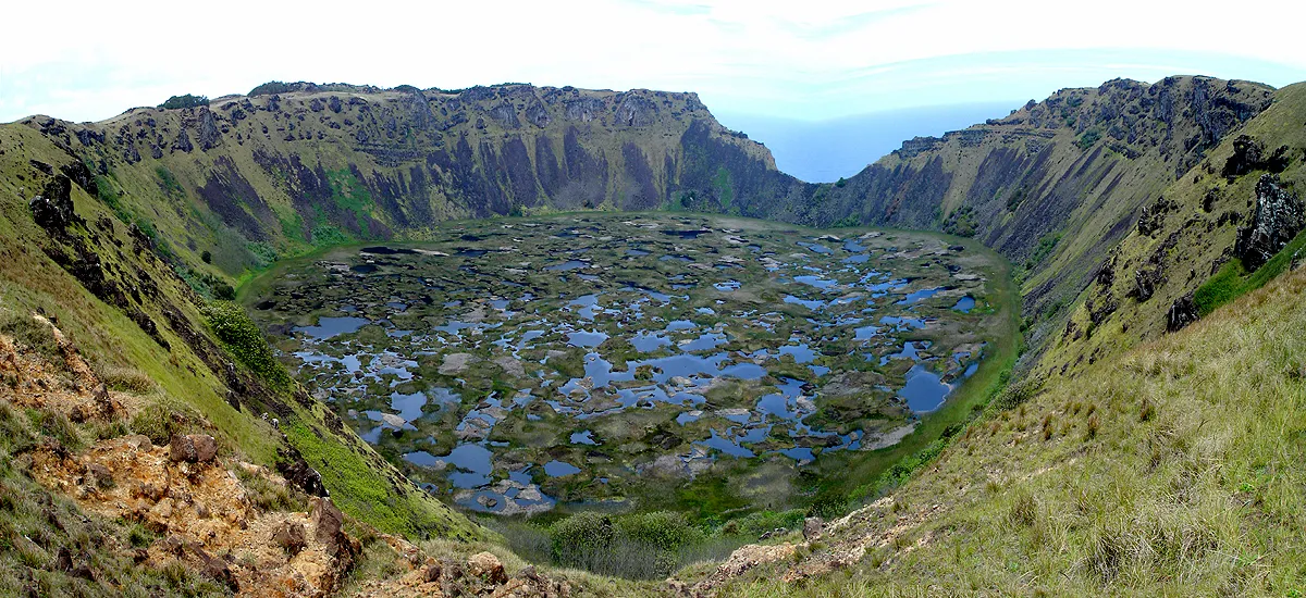 Panorámica del cráter del volcán repleto de vegetación