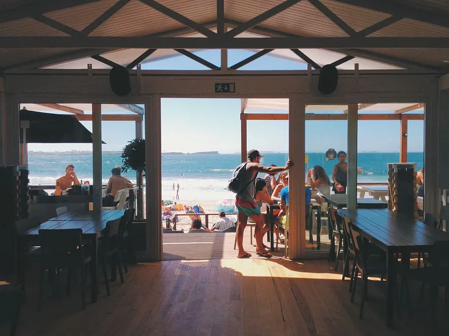 Restaurante con vistas al mar, que puede encajar con la idea del texto.