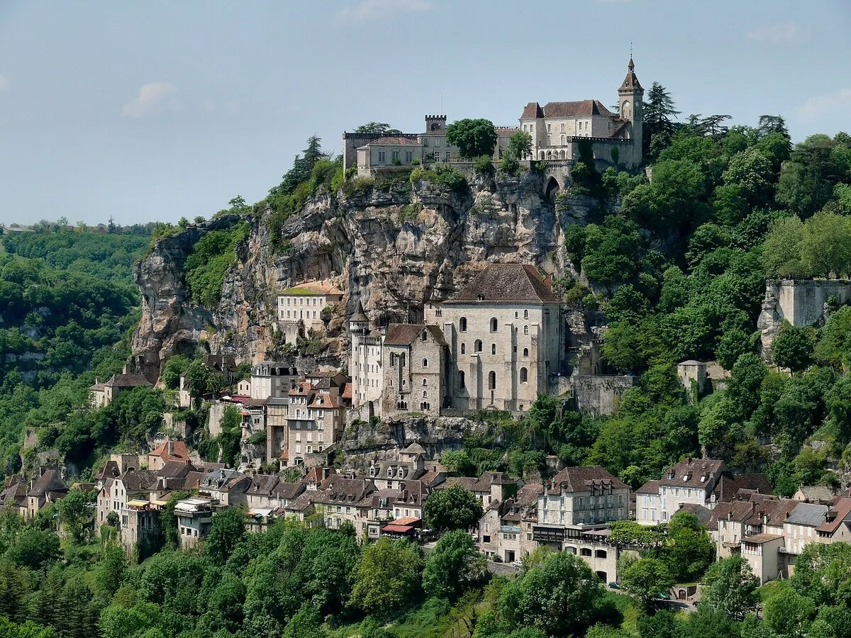 Panorámica del pueblo que está enclavado en la roca con casas que miran hacia fuera de la colina