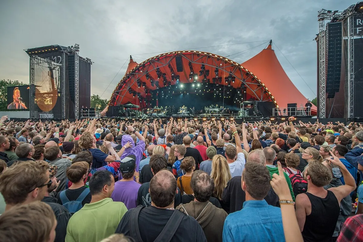 El escenario principal del festival Roskilde Festival lleno de gente