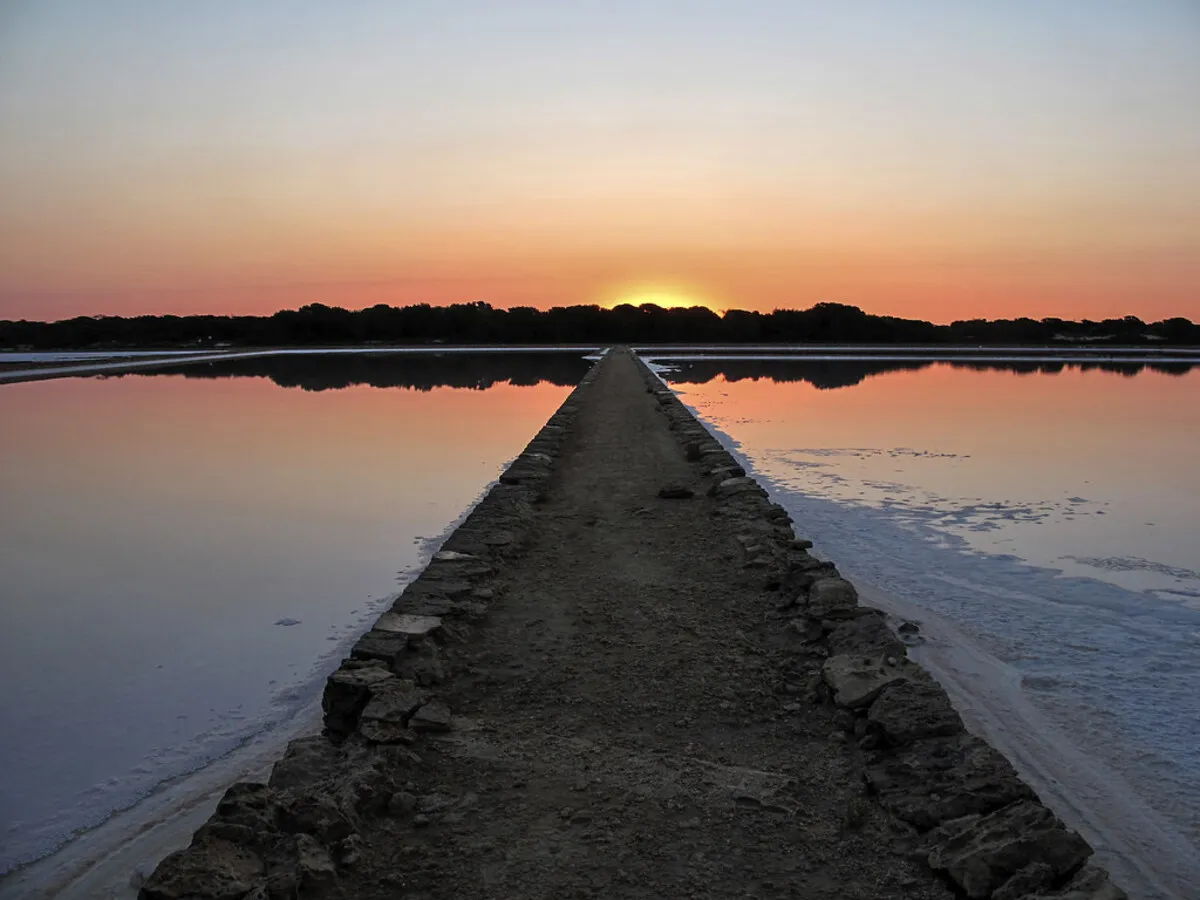 Una preciosa puesta de sol en el parque natural de Ses Salines con el mar a los dos lados del canal.
