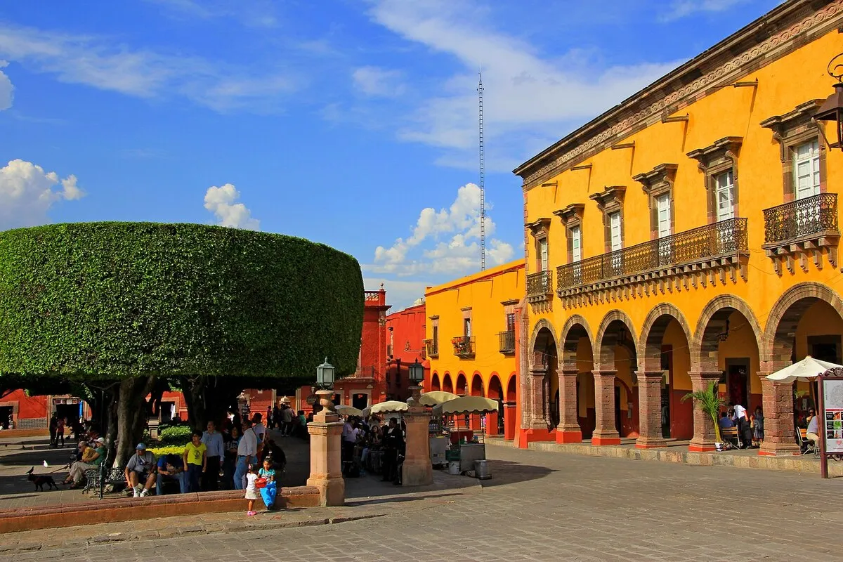 Una de las plazas principales de la ciudad con un edificio histórico con la fachada amarilla