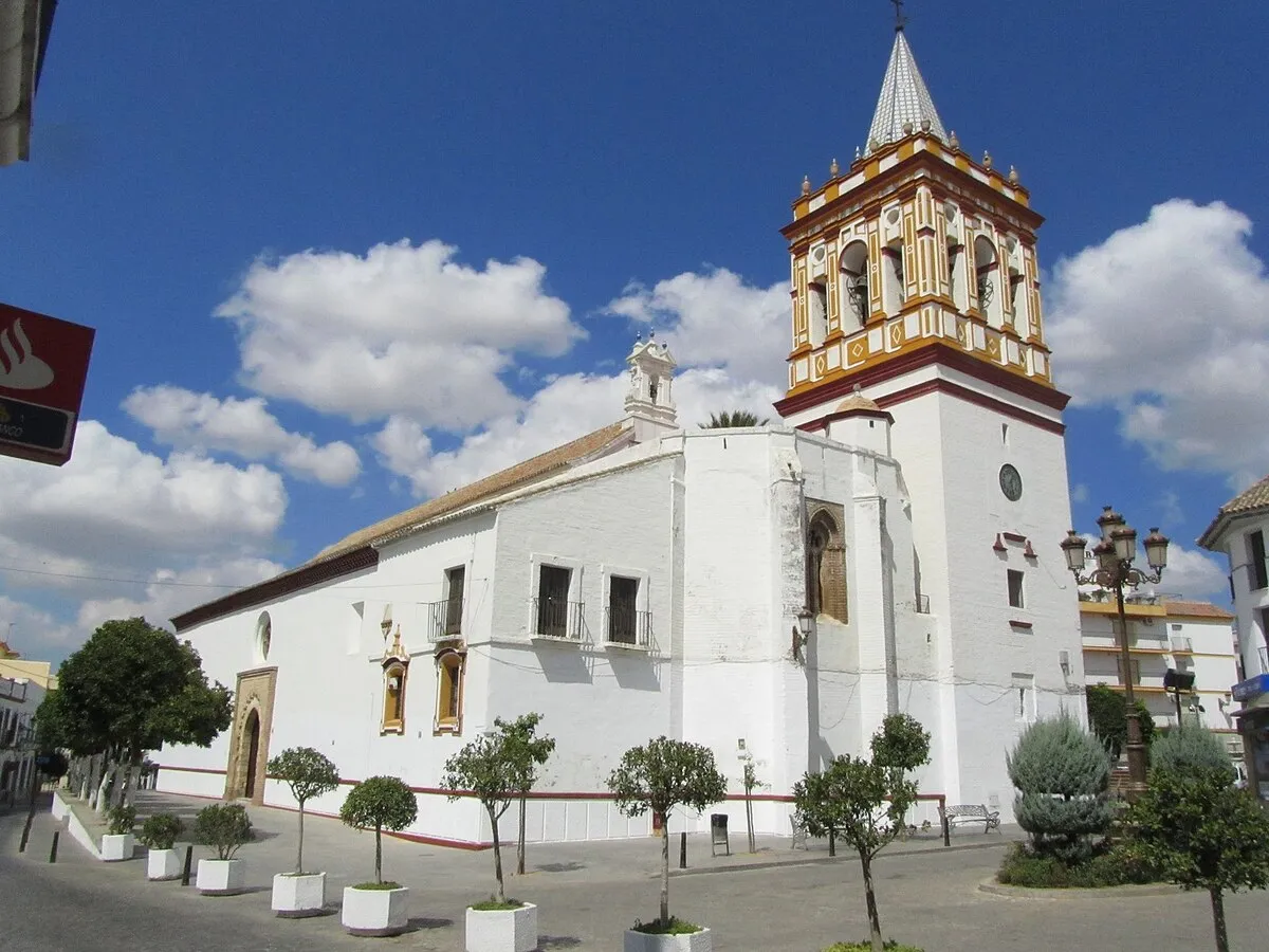 Fachada principal blanca de la Iglesia de Santa María