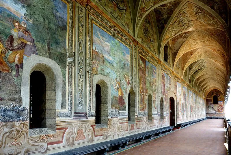 Interior del claustro de la Basílica de Santa Clara, Nápoles.