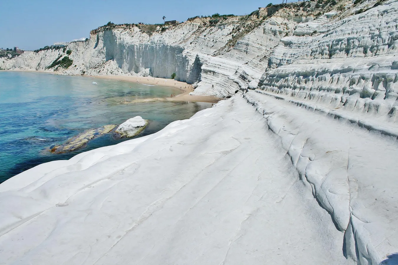 Panorámica de la terraza de roca blanca con aguas color turquesa bañandola