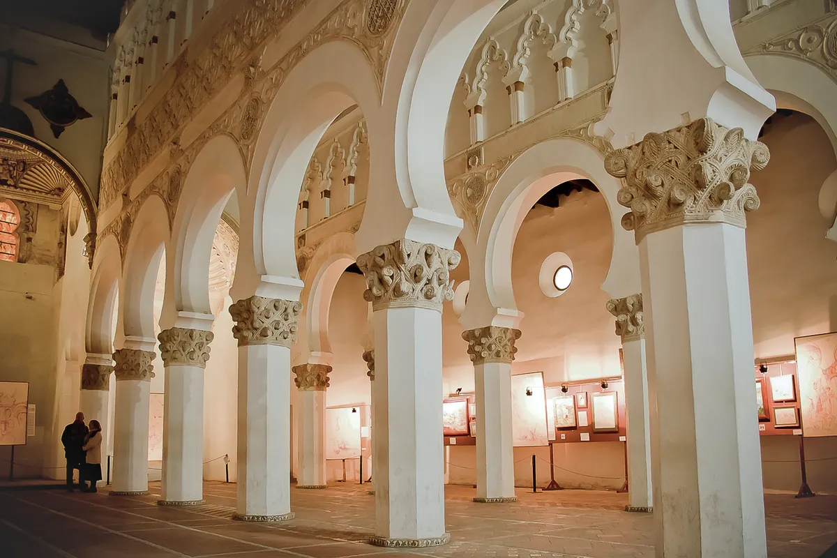 Los arcos de herradura que separan las naves del interior de Sinagoga