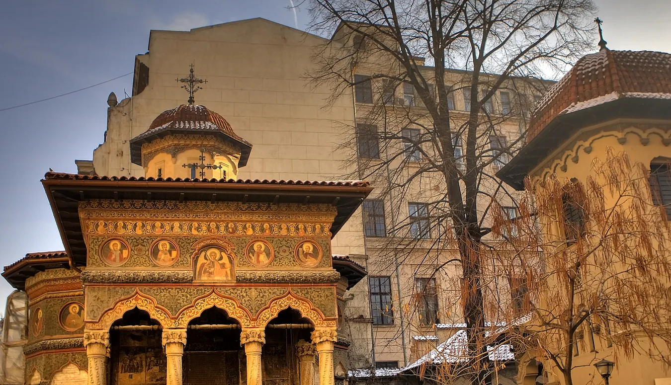 Frescos de la fachada del monasterio Stavropoleos de Bucarest.