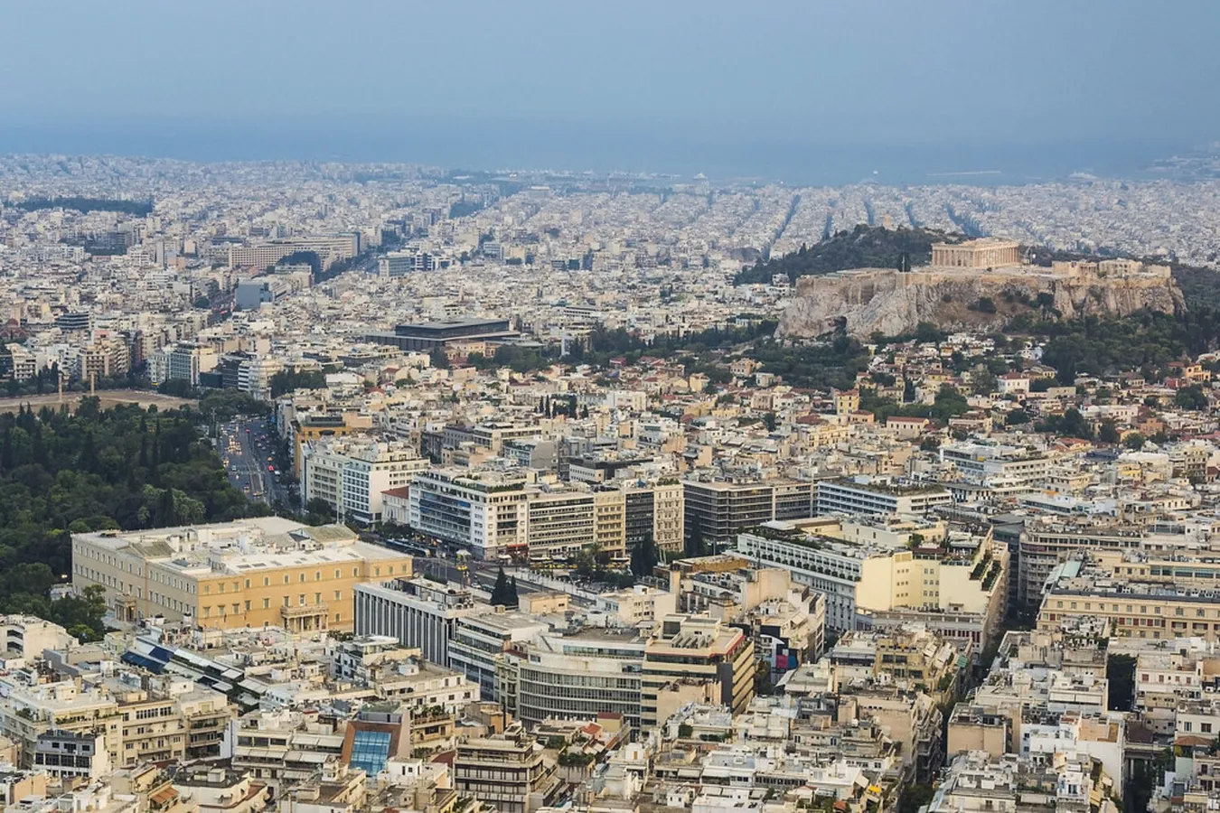 Panorámica del barrio de Syntagma desde el mirador del Monte Licabeto, con el Acrópolis presidiendo la ciudad