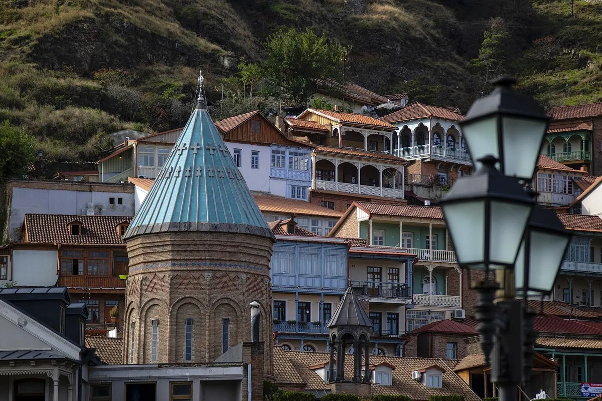 Las típicas casas georgianas escalonadas en el monte y el techo de una de los edificios patrimoniales