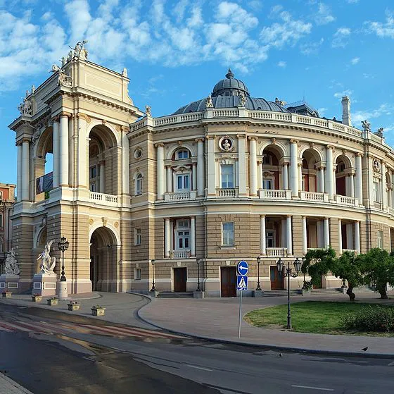 Fachada del Teatro de Ópera y Ballet de Odessa, Ucrania.