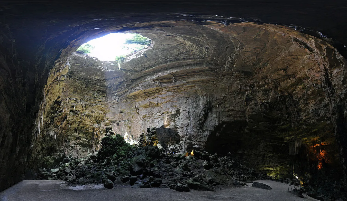 El interior de la cueva con la luz del sol entrando por la cavidad que hay en la parte superior