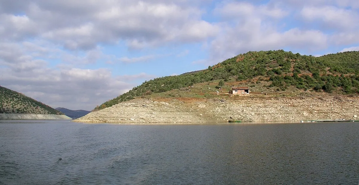 Panoramica del lago que esta en Tikves y los viñedos de fondo