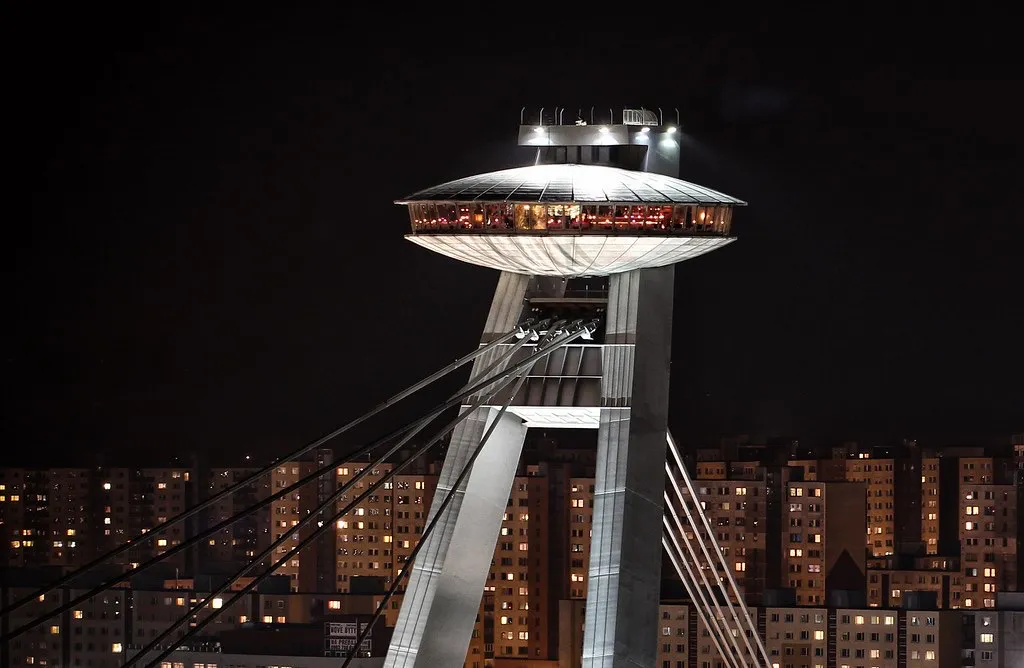 La Torre UFO de noche, tomada con enfoque al restaurante y plataforma de observación.