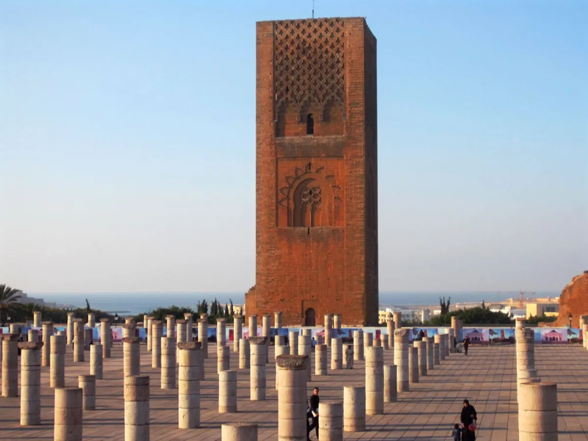 La torre rodeada de pequeñas columnas en la plaza