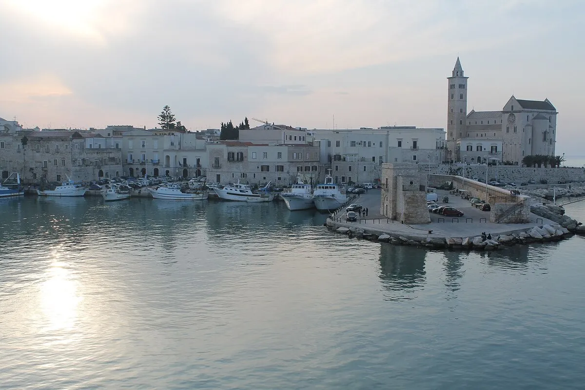 El casco histórico de la ciudad a orillas del mar Adriático