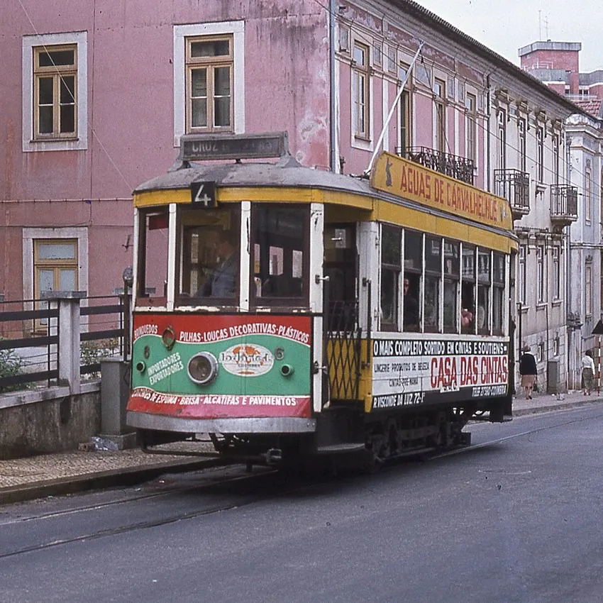Tranvía en las calles de Coímbra.