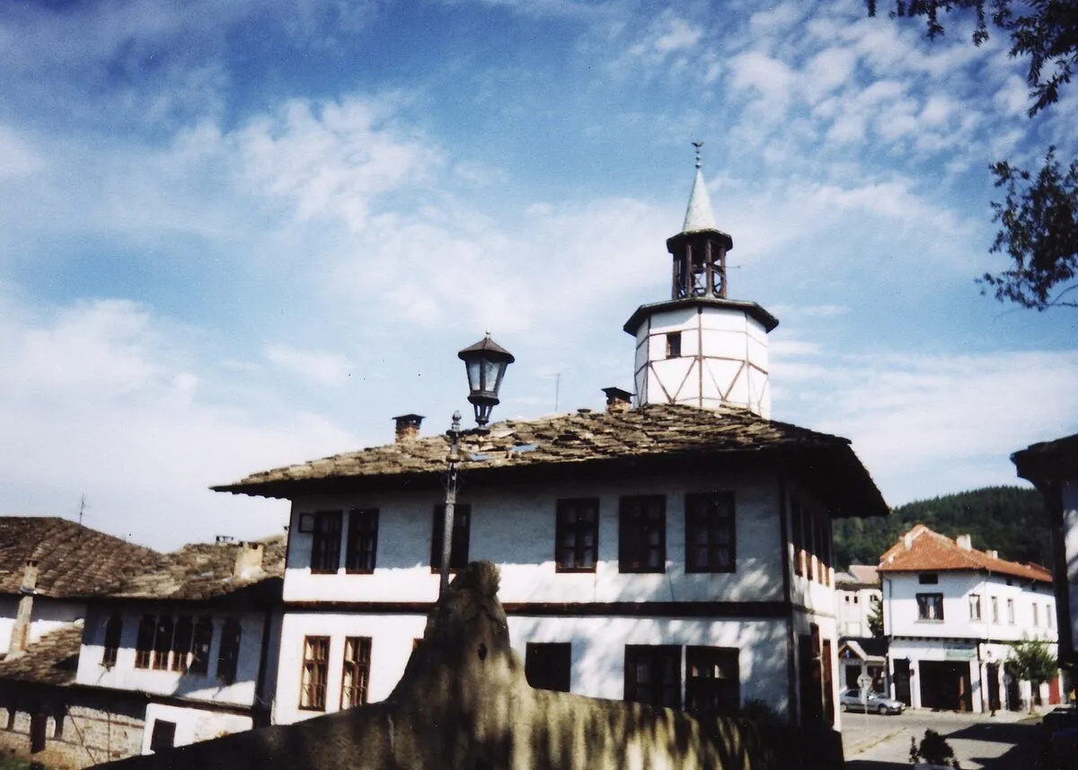 Una de las casas principales del pueblo con fachada blanca y tejado de marrón oscuro
