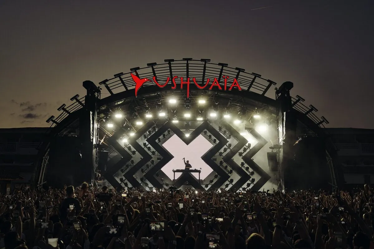 El dj internacional Martin Garrix pinchando en el escenario de Ushuaïa durante la caída del sol