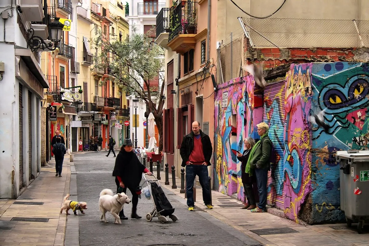 Una de las calles del barrio del Carmen con gente paseando