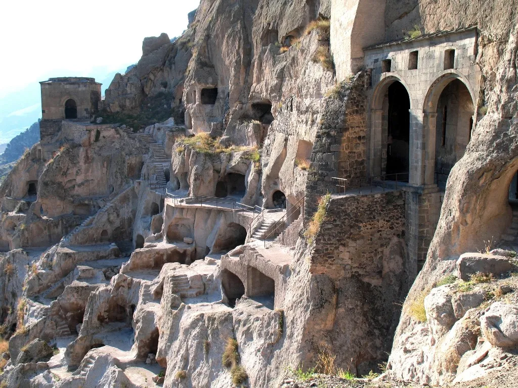 Una ciudadela que está tallada en la roca y donde se pueden ver diferentes cuevas