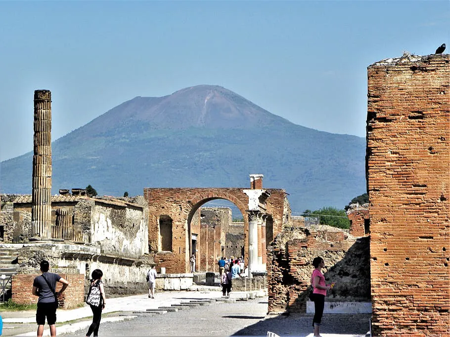 Visitantes accediendo a las ruinas de Pompeya.