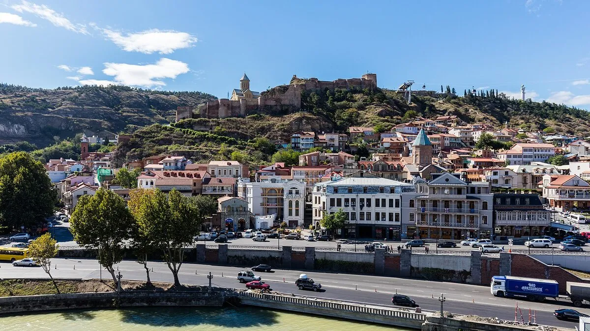 Panorámica de la ciudad desde el rio y con la fortaleza de la ciudad al fondo