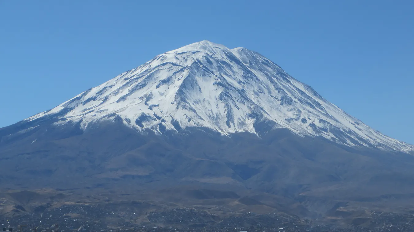 Cumbre nevada del Volcán Misti en Arequipa.