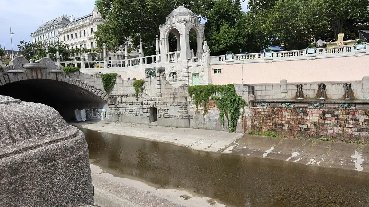 Un puente y el paseo que recorre el rio Wiental en Viena