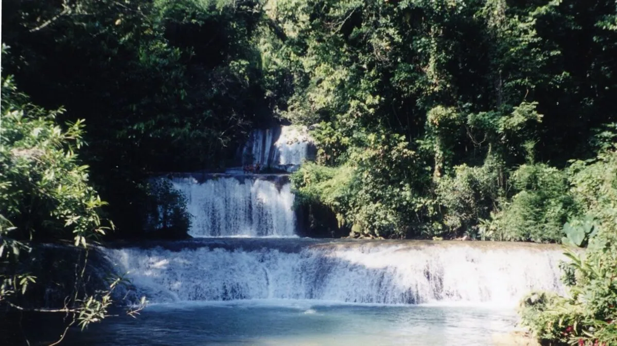 Varias cascadas en diferentes alturas con gran cantidad de agua fluyendo