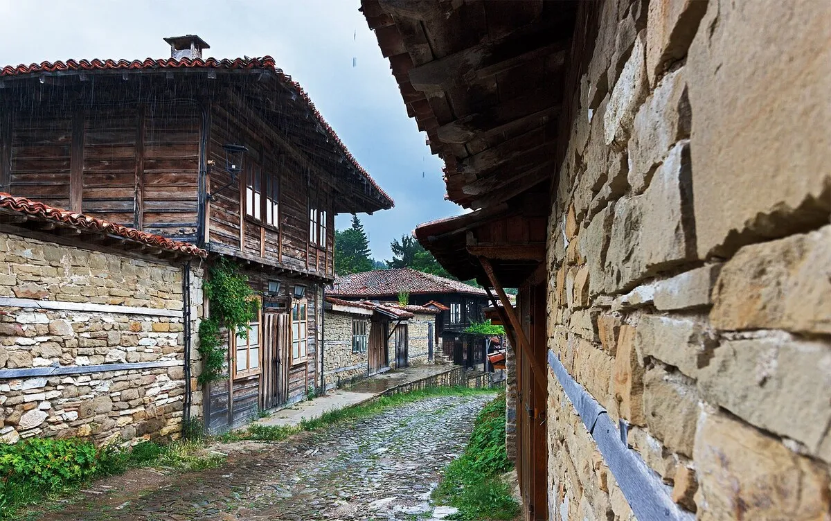 Una de las encantadoras calles del pueblo con las típicas casas de piedra