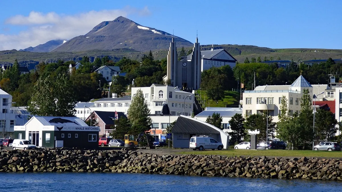 El centro del pueblo con la iglesia en presidiendo las casas blancas que se encuentran a orillas del Oceano Atlántico