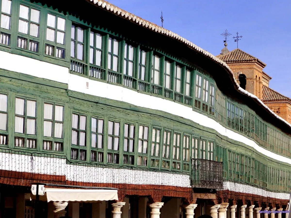 Los famosos balcones verdes de la plaza principal del pueblo donde está el Corral de Comedia