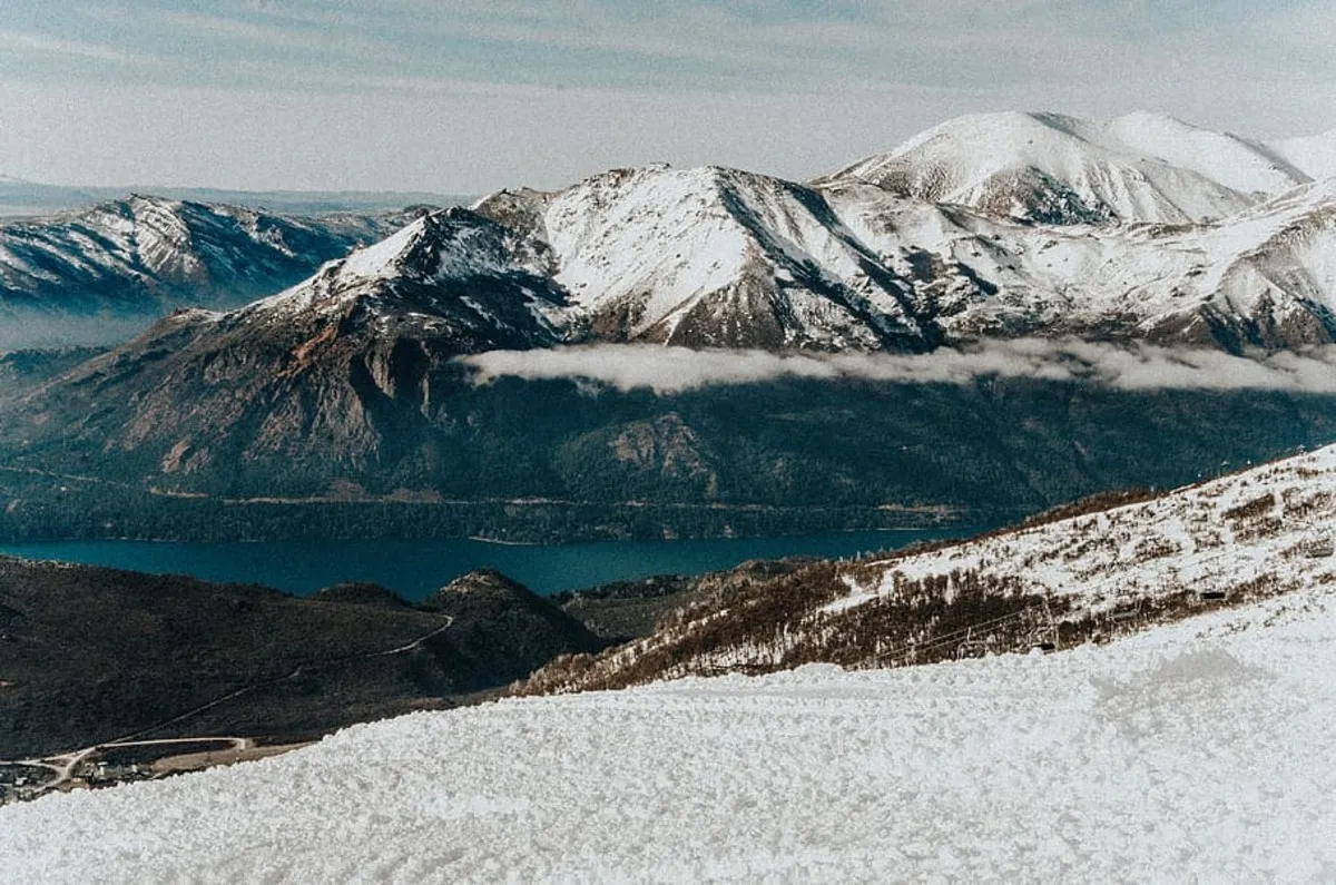 Panorámica con niebla sobre las montañas de Bariloche