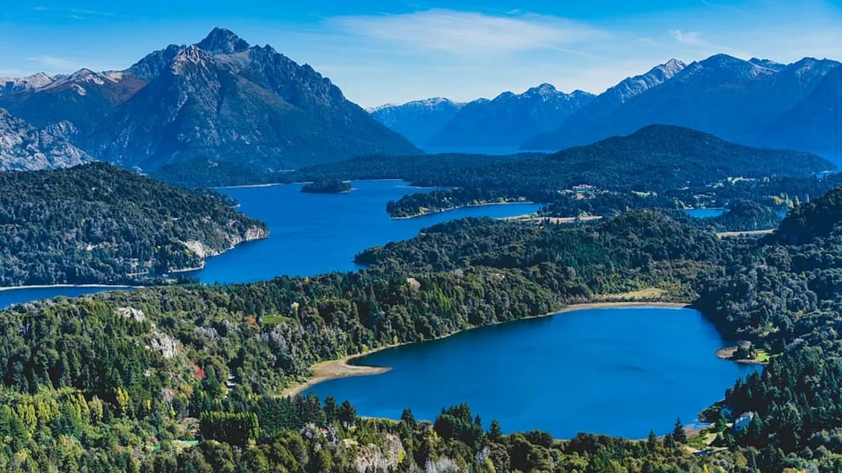 Panorámica de las montañas y la vegetación de la zona de Bariloche con el lago