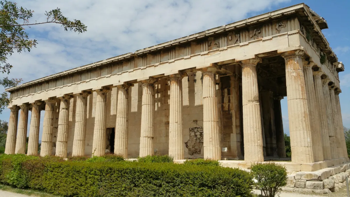 Columnas dóricas formando un precioso templo griego