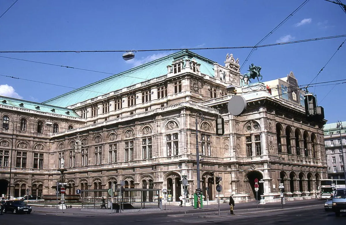 La fachada principal de la Opera de Viena
