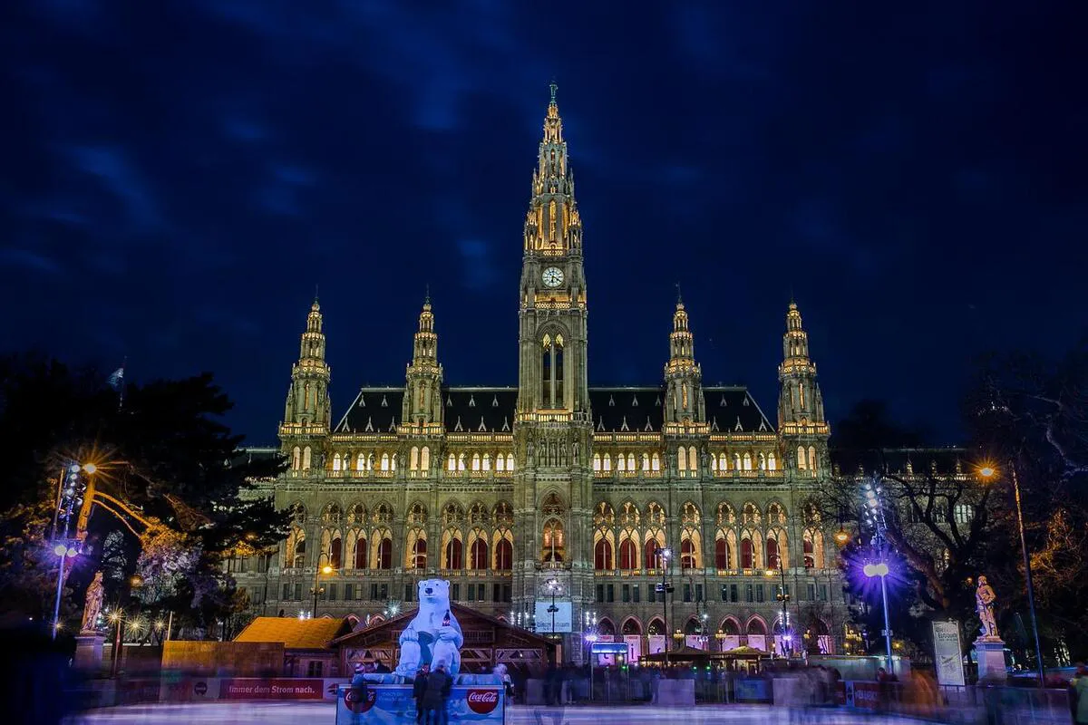 La plaza del ayuntamiento de Viena repleto de puestos de madera por el mercado de navidad