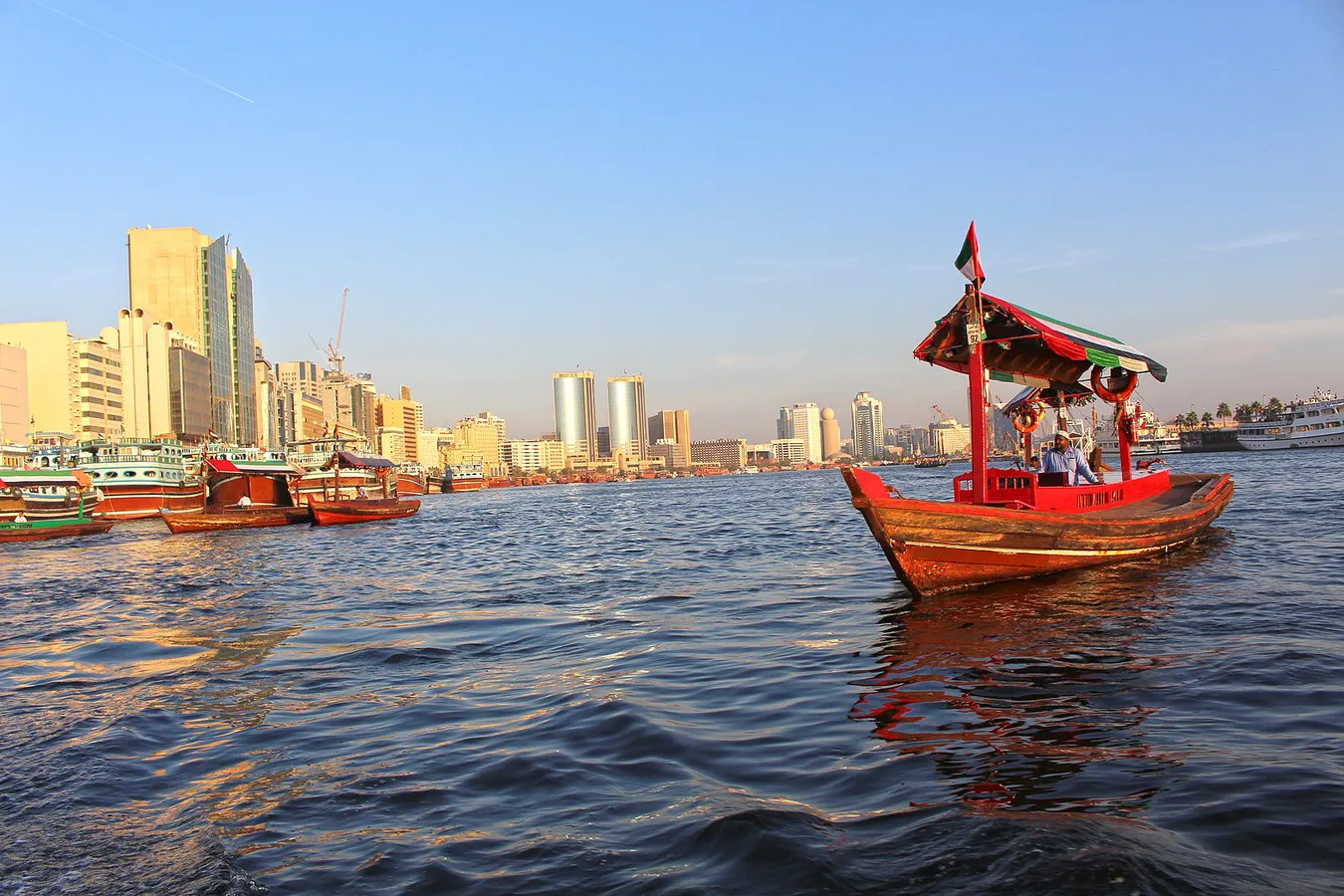 Barco tradicional "abra" de pasajeros  navegando por Dubai Creek en Deira, Dubai.