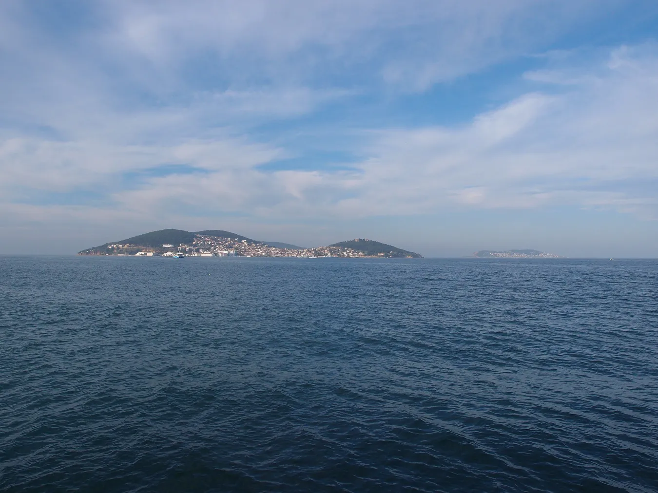 Vistas desde el barco en dirección a las islas Príncipe de Estambul, Turquía.
