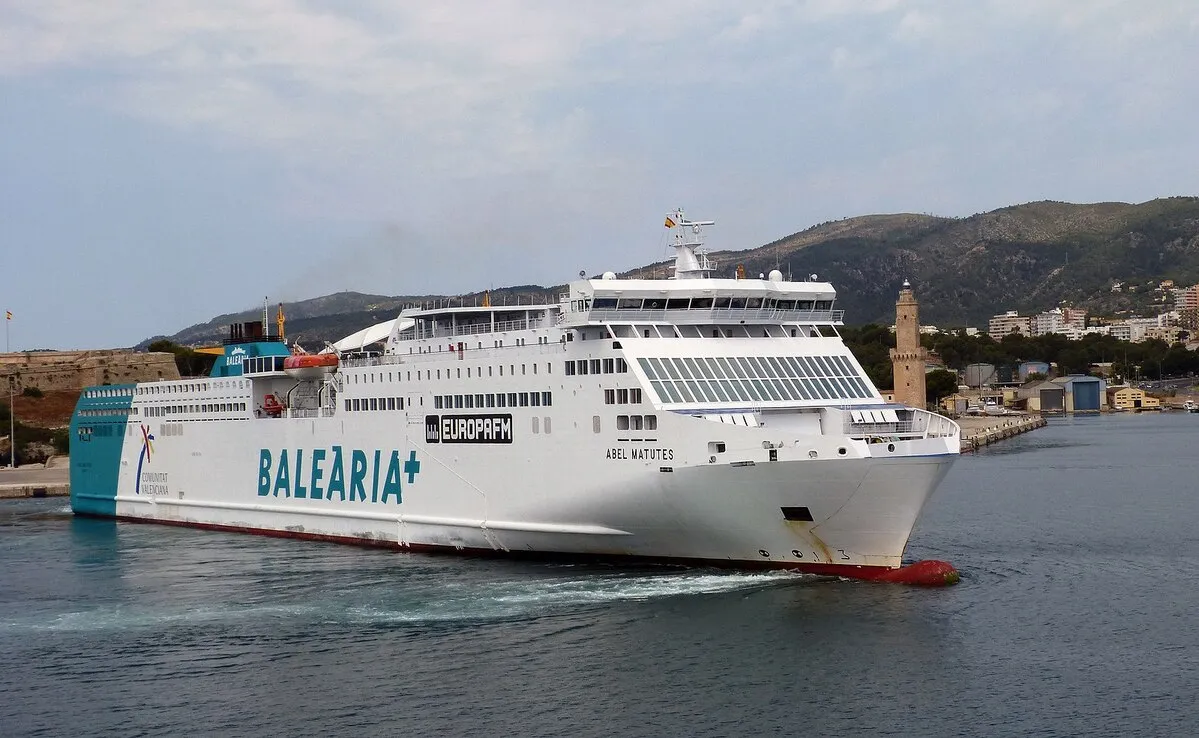 El barco de Balearia saliendo del puerto de Ibiza