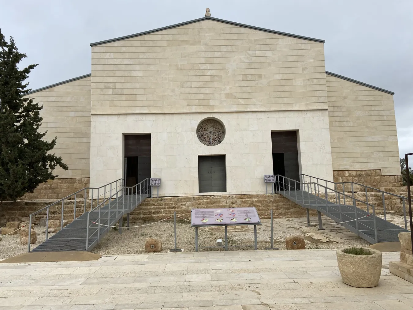 Exterior de la Basílica de Moisés en el Monte Nebo.